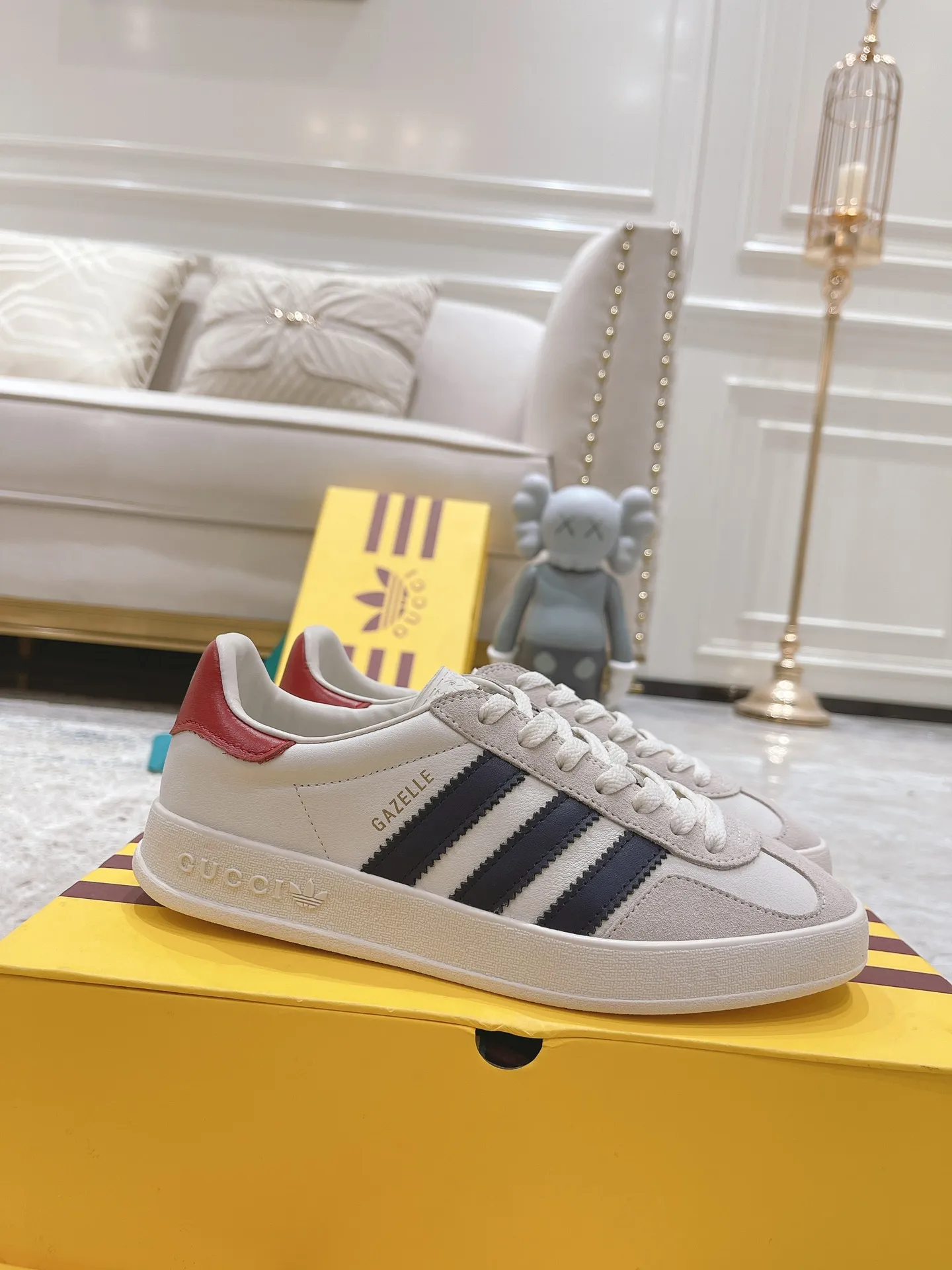 👟👟Ex-factory price 480👟👟 Gucci Adida S Gucci clover co-branded Italian 2022 Fashion Week catwalk model Dexun shoes casual shoes exclusive first release #Correct splicing co-branded shoe box with shoelaces included Synchronous counter #Gucci/Adida splicing cloth dust bag #Integration of two luxury brand elements T👟👟Ex-factory price U soft bottom The original version is the same. Size: 35-40 for women and 39-45 for men.